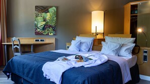 Comfort Room (King Size) | In-room safe, blackout drapes, soundproofing, iron/ironing board - Hotel Restaurant Wessinger (Neu-Isenburg)
