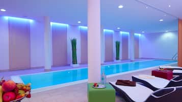 Alberca techada, acceso de 07:00 a 21:30, y camastros