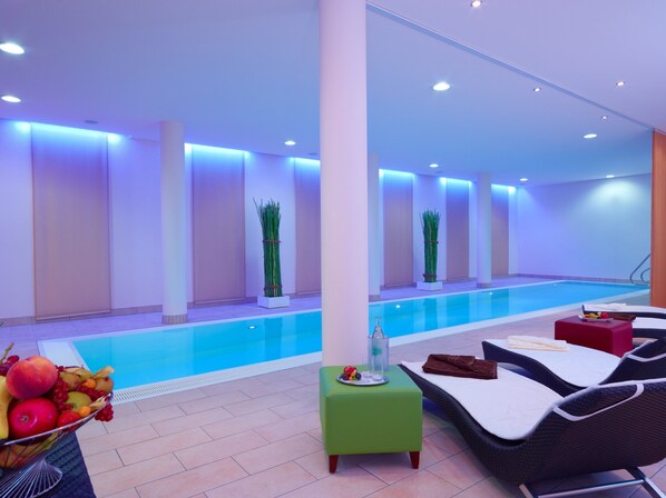 Piscine couverte, accès possible de 07 h 00 à 21 h 30, chaises longues