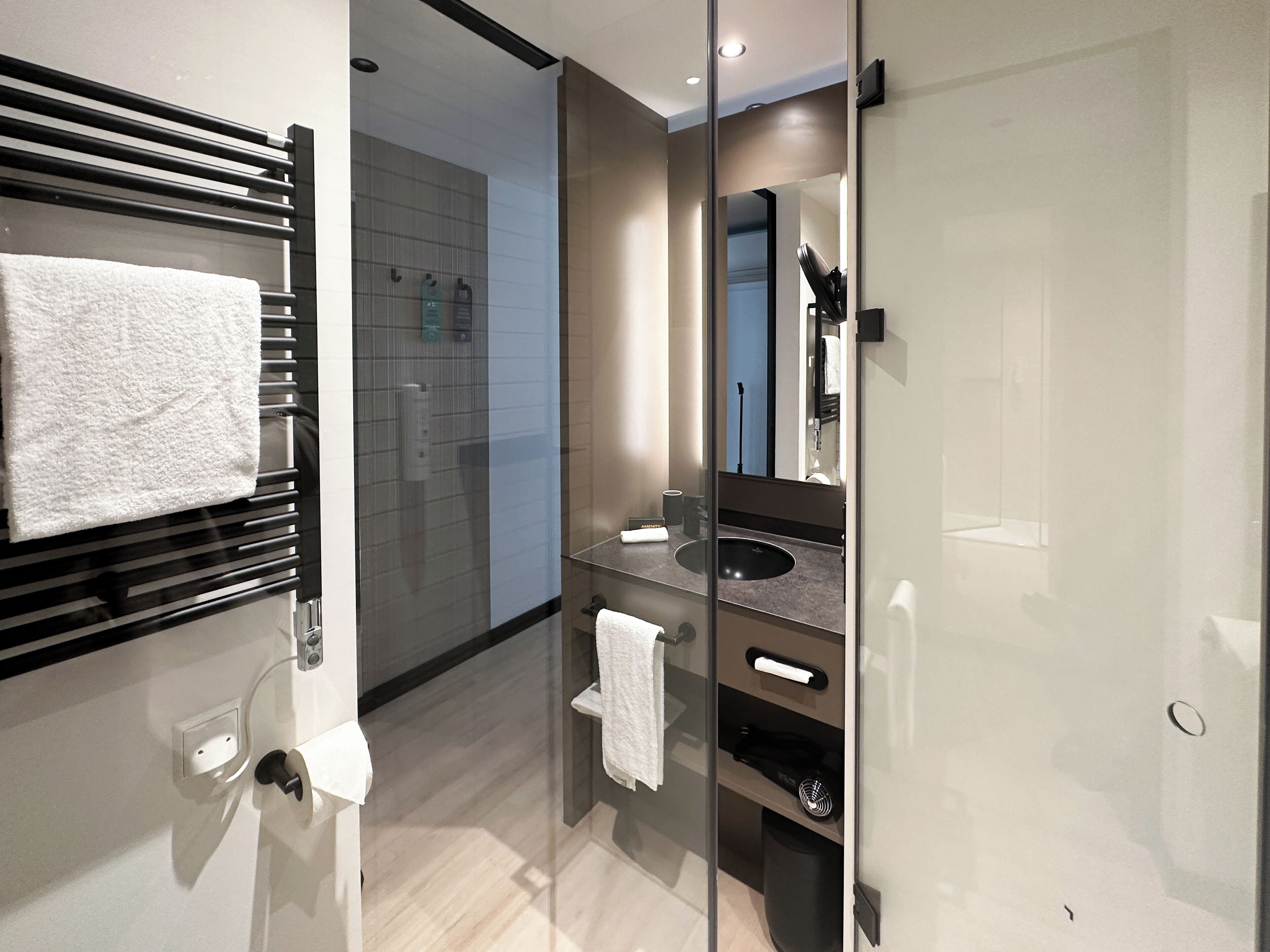 comfort room (queen size) | bathroom