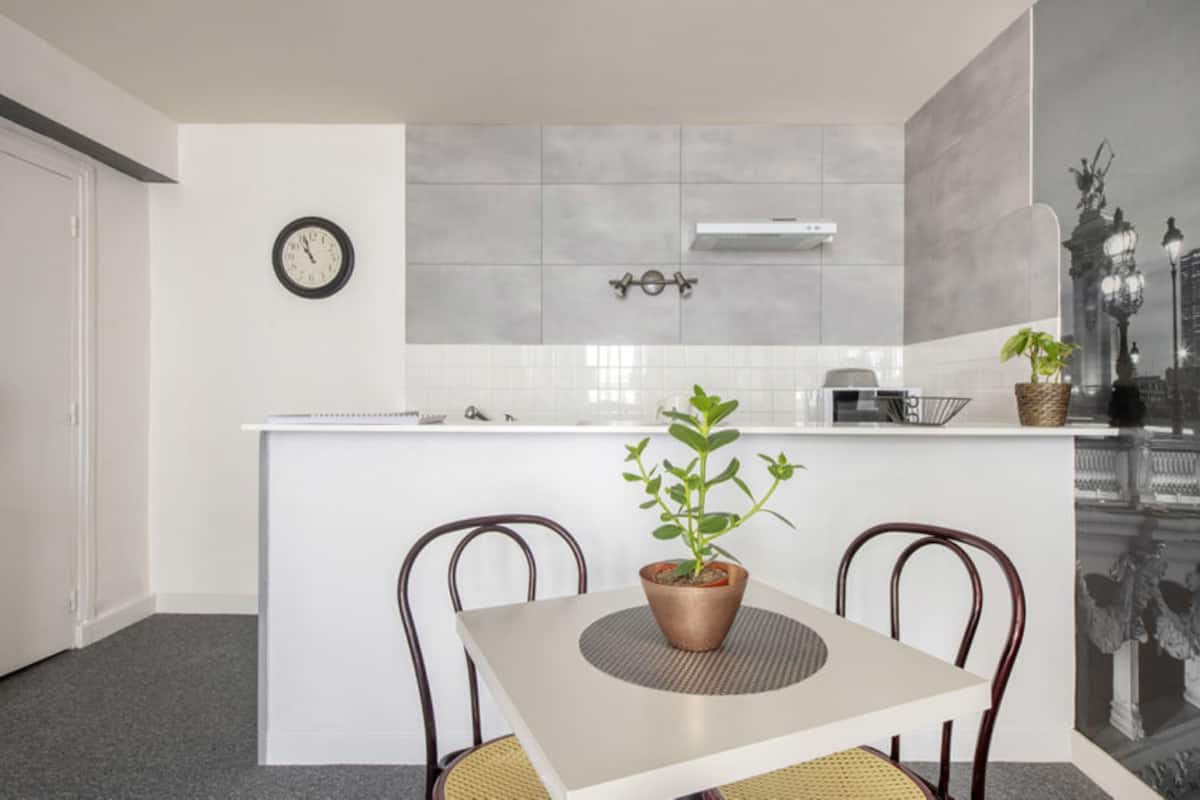 studio | desk, blackout curtains, free wifi, bed sheets