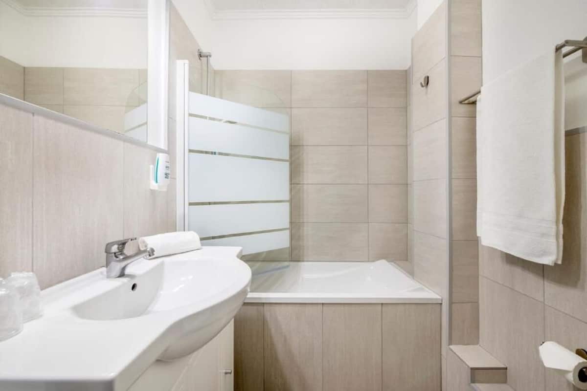 standard double room | bathroom | eco-friendly toiletries, hair dryer, towels