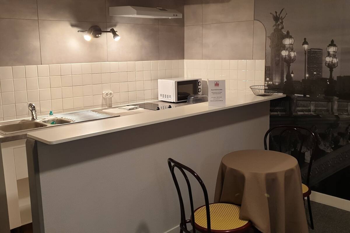 studio | desk, blackout curtains, free wifi, bed sheets