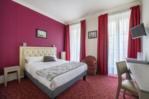 Desk, blackout curtains, free WiFi, bed sheets - Royal Hôtel (Versailles)