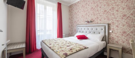 Habitación doble estándar | Escritorio, cortinas blackout, wifi gratis y ropa de cama