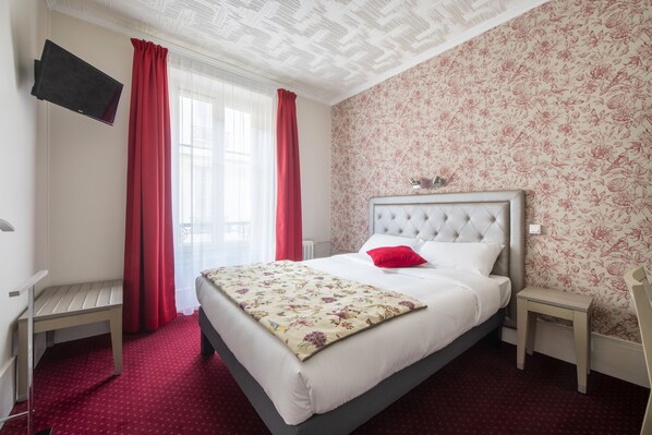 Standard Double Room | Desk, blackout drapes, free WiFi, bed sheets - Royal Hôtel (Versailles)