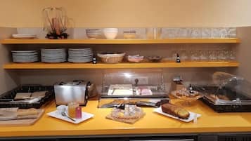 Daily continental breakfast (EUR 13 per person)