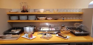 Déjeuner continental (13 EUR par personne)