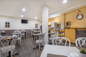 Daily continental breakfast (EUR 13 per person)