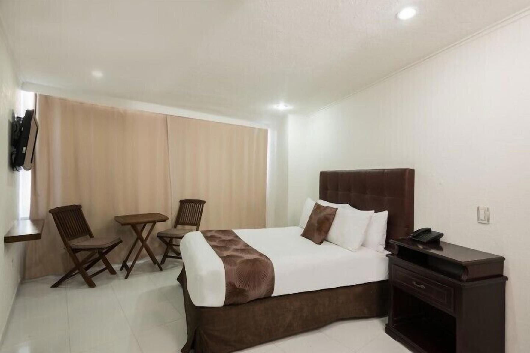 Frigobar, cofres nos quartos, roupa de cama