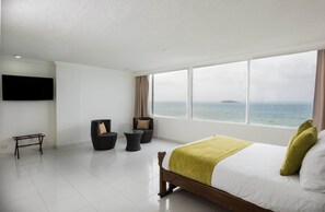 Grand Room, Ocean View | Minibar, in-room safe, bed sheets, wheelchair access