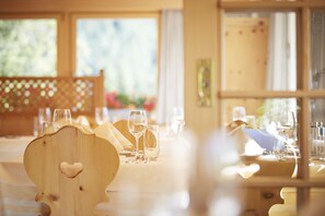 Petit déjeuner et déjeuner servis sur place, spécialités Cuisine locale