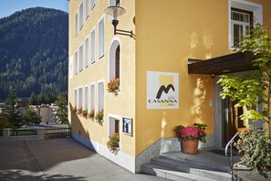 Property entrance - Hotel Casanna (Davos)