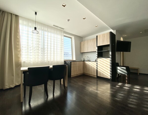 Deluxe Apartment, 2 Bedrooms | Private kitchenette