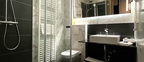 Departamento Deluxe, 2 habitaciones | Baño | Regadera, regadera tipo lluvia, amenidades de baño gratuitas