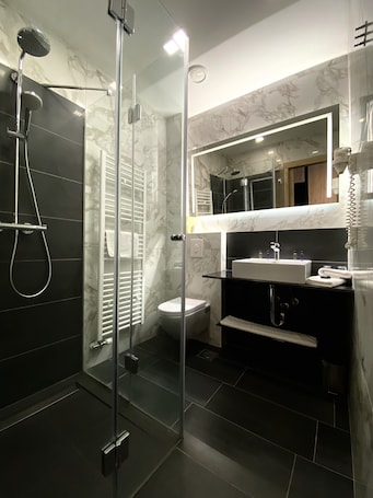 Deluxe Apartment, 2 Bedrooms | Bathroom | Shower, rainfall showerhead, free toiletries, hair dryer. Meksiko Hotel