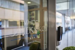 A hotel sign with the name "VHOE VLEKSKO HOTEL" and a 4-star rating. - Meksiko Hotel (Ljubljana)