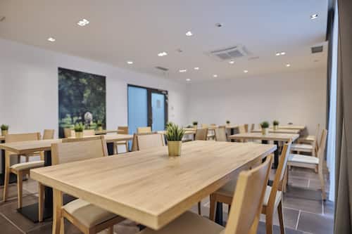 Petit déjeuner buffet servi tous les jours en supplément