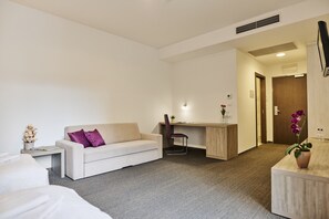 高級雙人或雙床房 | 書桌、遮光窗簾/窗簾、隔音、熨斗/熨衫板