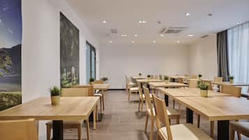 Esmorzar diari d'estil bufet (8 EUR per persona)