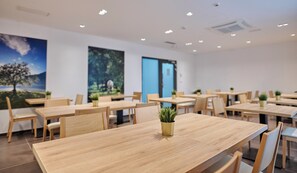 每日供應自助早餐 (費用另計)