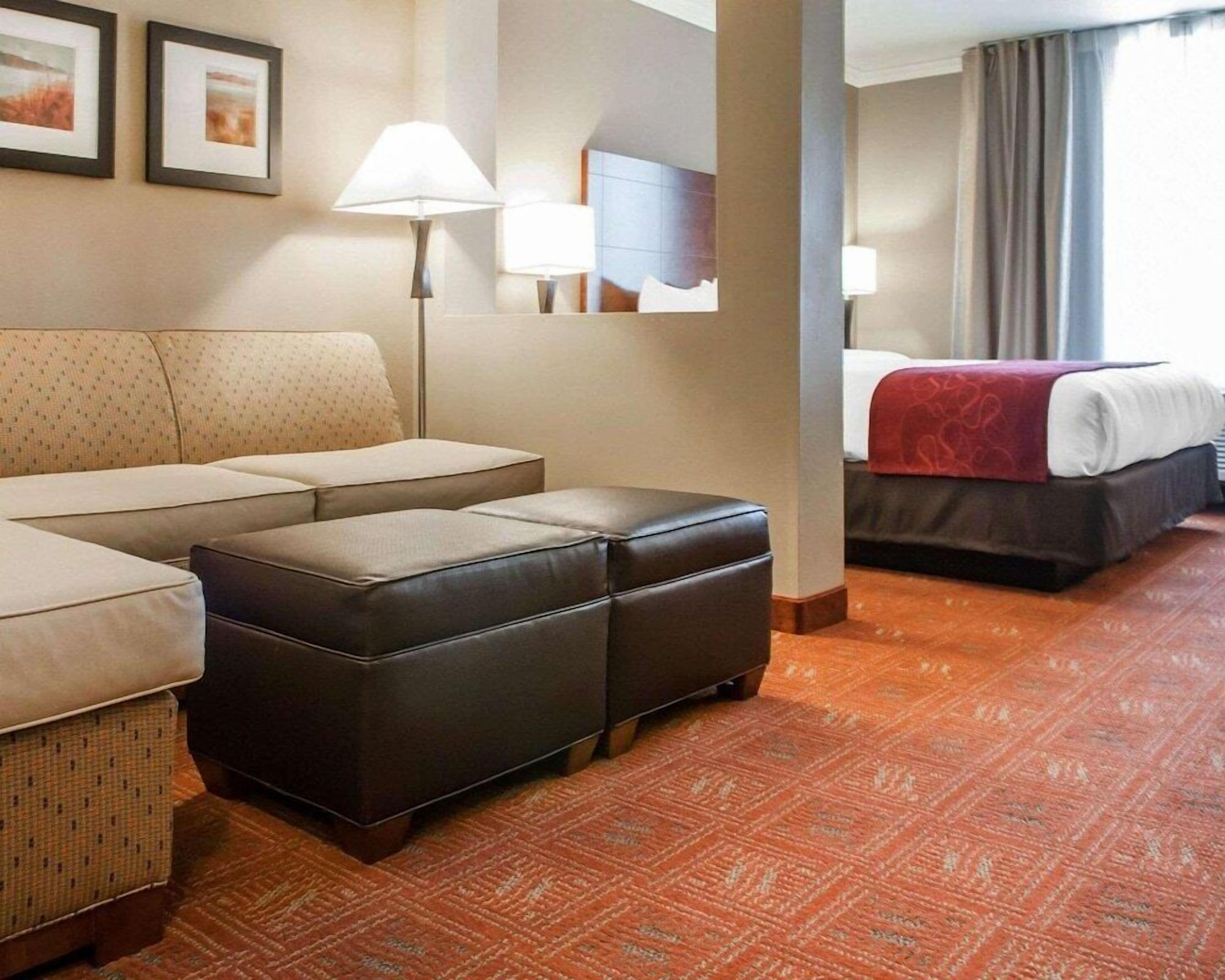 Literie de qualité, lit avec matelas à plateau-coussin, bureau