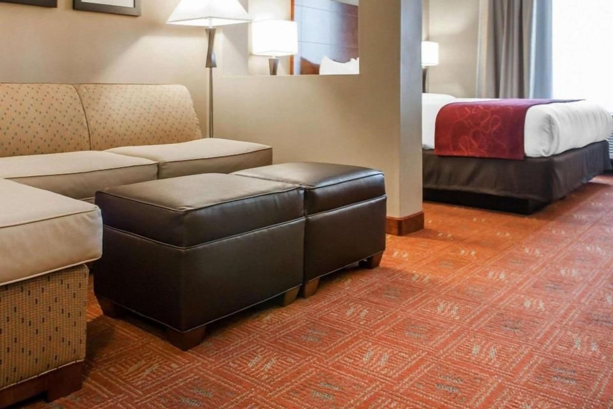 Literie de qualité, lit avec matelas à plateau-coussin, bureau