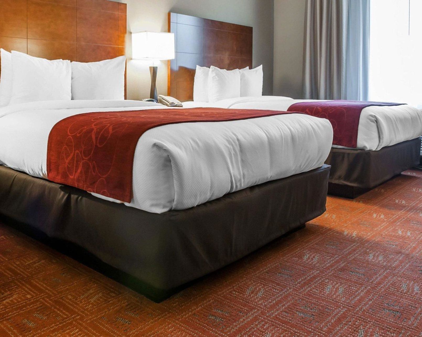Literie de qualité, lit avec matelas à plateau-coussin, bureau