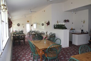 Free daily continental breakfast - Black Horse Inn (Lincolnville)