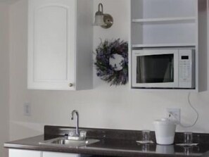 Fridge, microwave - Black Horse Inn (Lincolnville)