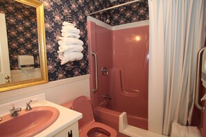 Free toiletries, towels - Black Horse Inn (Lincolnville)