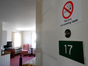 Ein Hotelzimmer mit einem Rauchverbot-Schild und der Zimmernummer 17.