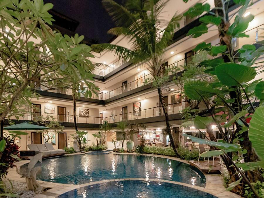 Ulkouima-allas, aurinkotuoleja