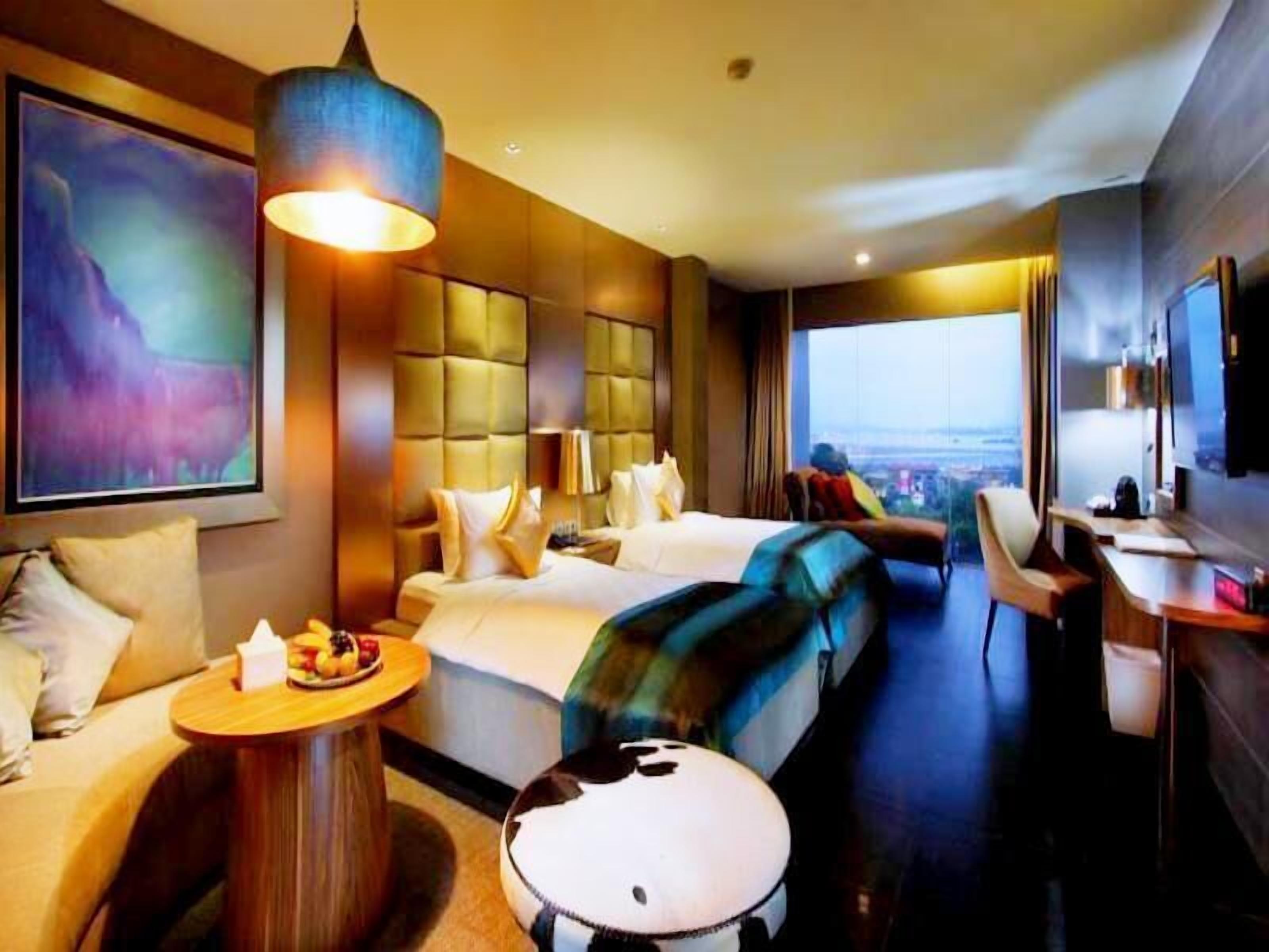 Bureau, chambres insonorisées, fer et planche à repasser