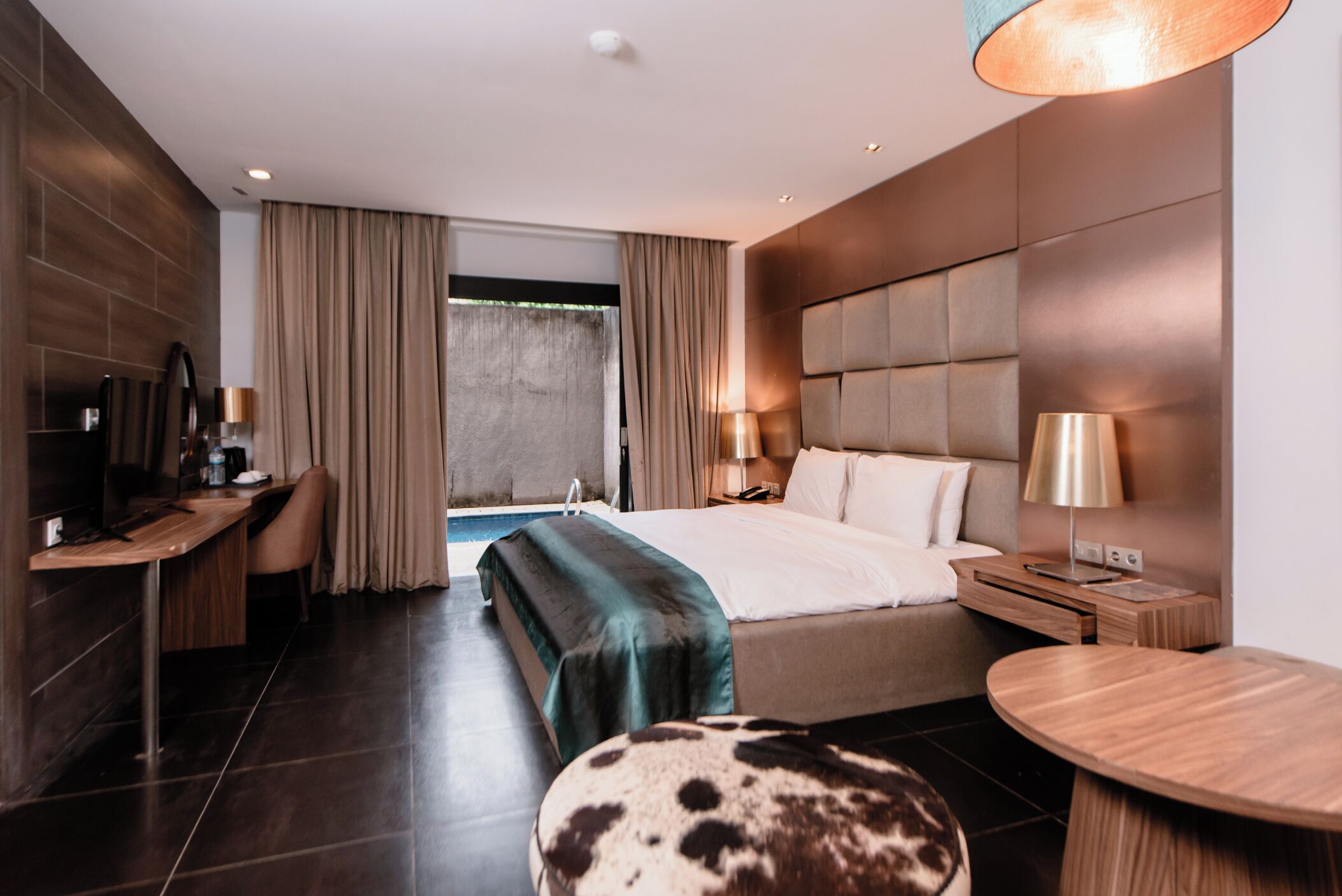 Pool Suite | Desk, soundproofing, iron/ironing board, rollaway beds