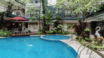 Alberca al aire libre y camastros