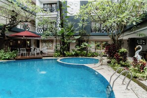 Outdoor pool, sun loungers - Amaroossa Suite Bali (Nusa Dua)