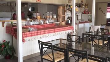 Dagelijks ontbijtbuffet (EUR 8.50 per persoon)