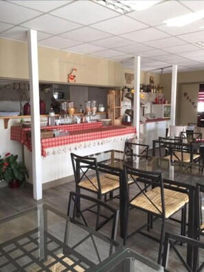 Daily buffet breakfast (EUR 8.50 per person) - Kyriad Direct Saintes (Saintes)