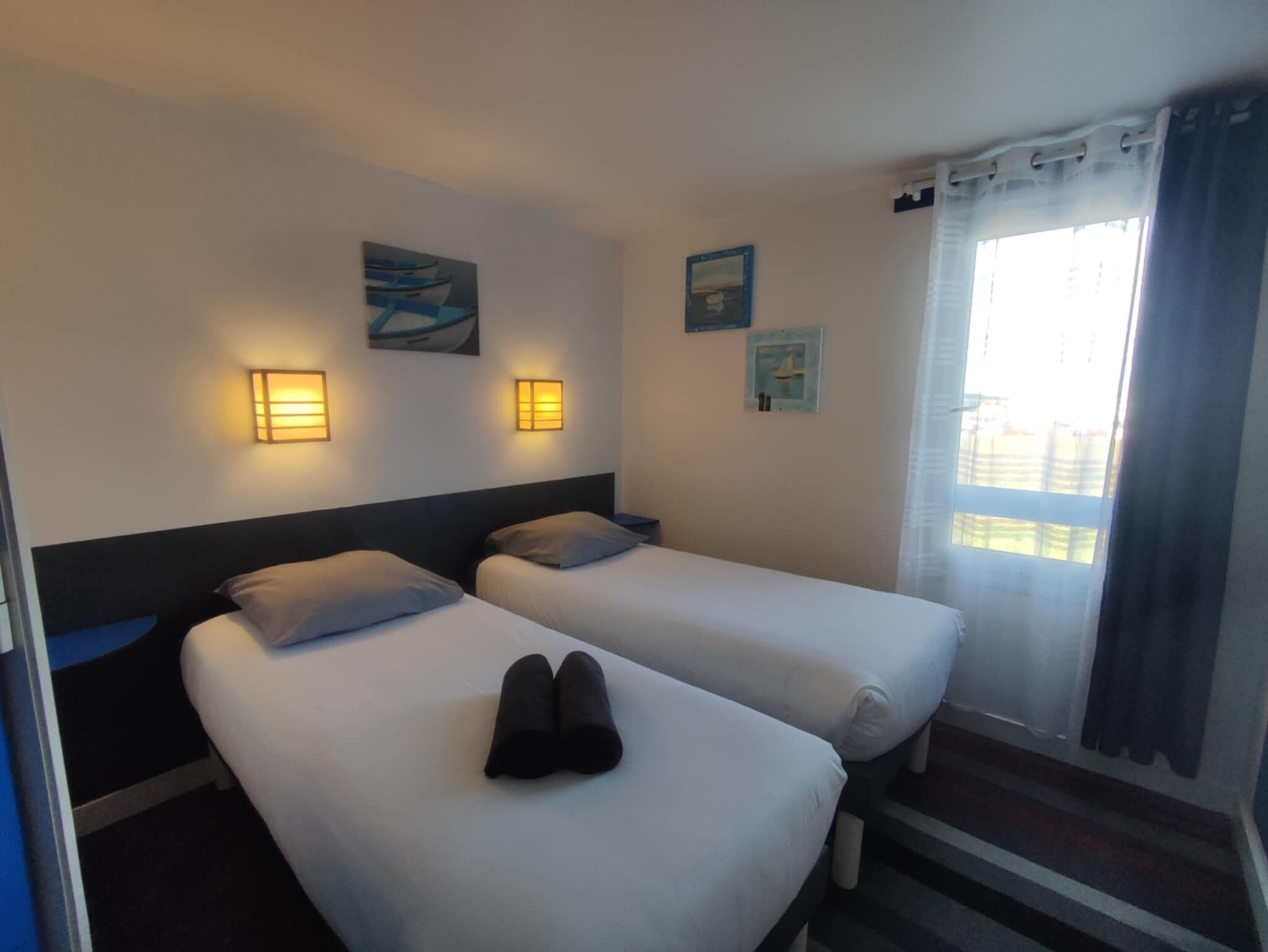 Standard Room, 2 Twin Beds | Accessible bathroom