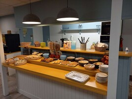 Se ofrece un desayuno bufé (8.50 EUR por persona)