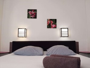 Decoración personalizada, escritorio y espacio para trabajar con laptop 