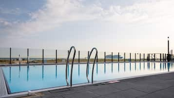 Una piscina techada, una piscina al aire libre