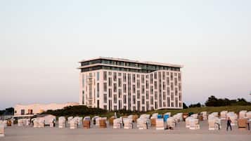 A modern building with a flat roof and a sign reading "Das Resort."