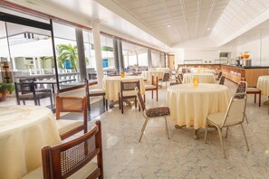 Breakfast, lunch, dinner served; Regional cuisine  - Hotel Américas (San Andrés)