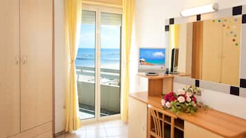 In-room safe, desk, free WiFi