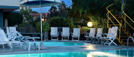 Udendørs pool, åben fra kl. 07.00 til kl. 19.00, liggestole