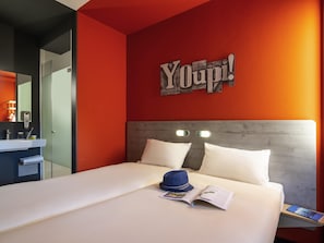 Standard Room, 2 Twin Beds | Desk, laptop workspace, soundproofing, iron/ironing board - ibis budget Amsterdam Airport (Badhoevedorp)