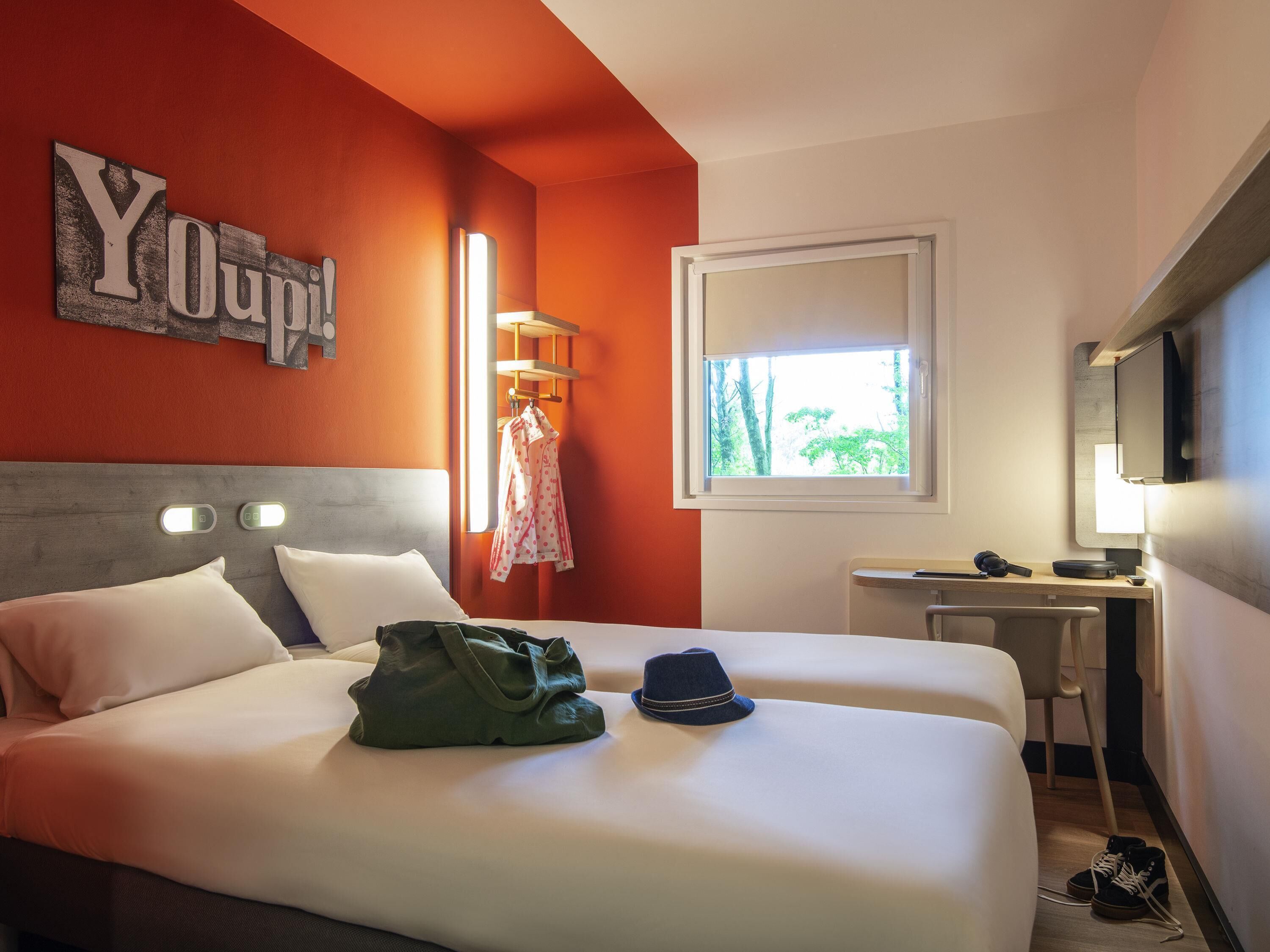 Standaard kamer, 2 eenpersoonsbedden | Een bureau, een laptopwerkplek, geluiddichte muren