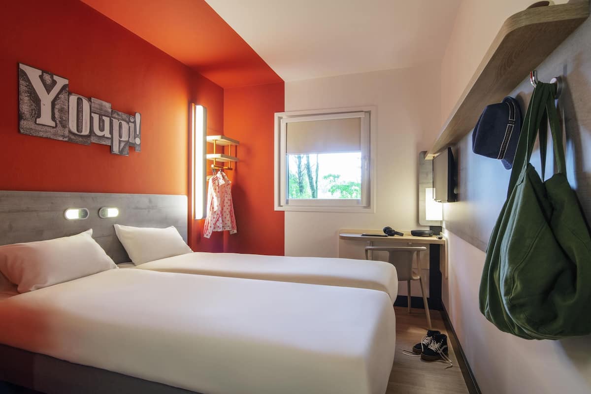 standard room, 2 single beds | desk, laptop workspace, soundproofing, iron/ironing board